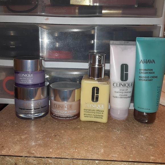 Clinique - Picture 1 of 12